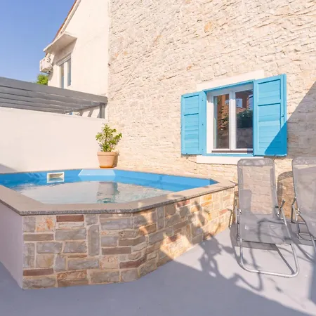 Weisse Feder Near Fazana For 5 Persons With Small Heated Pool & Sea View - Only 1,2 Km From *