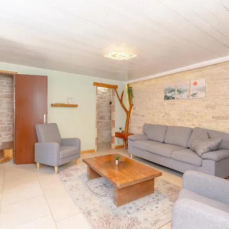 Vila Weisse Feder Near Fazana For 5 Persons With Small Heated Pool & Sea View - Only 1,2 Km From Peroj