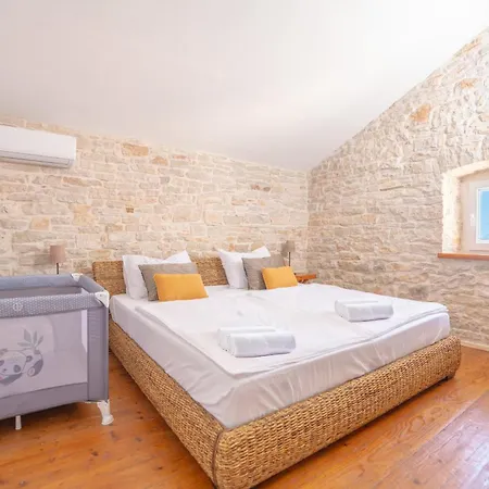Weisse Feder Near Fazana For 5 Persons With Small Heated Pool & Sea View - Only 1,2 Km From Vila *