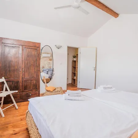 Weisse Feder Near Fazana For 5 Persons With Small Heated Pool & Sea View - Only 1,2 Km From Vila