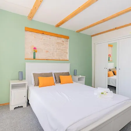Weisse Feder Near Fazana For 5 Persons With Small Heated Pool & Sea View - Only 1,2 Km From Vila Peroj