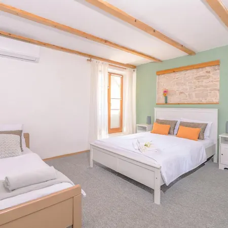 Weisse Feder Near Fazana For 5 Persons With Small Heated Pool & Sea View - Only 1,2 Km From Vila *